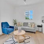 Modern Cosy 2 Bed Apartment, Smart Tv & Netflix With Private Balcony And City View