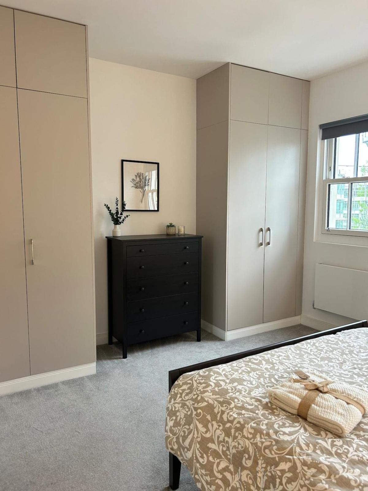 Modern Cosy 2 Bed Apartment, Smart Tv & Netflix With Private Balcony And View Apartment *