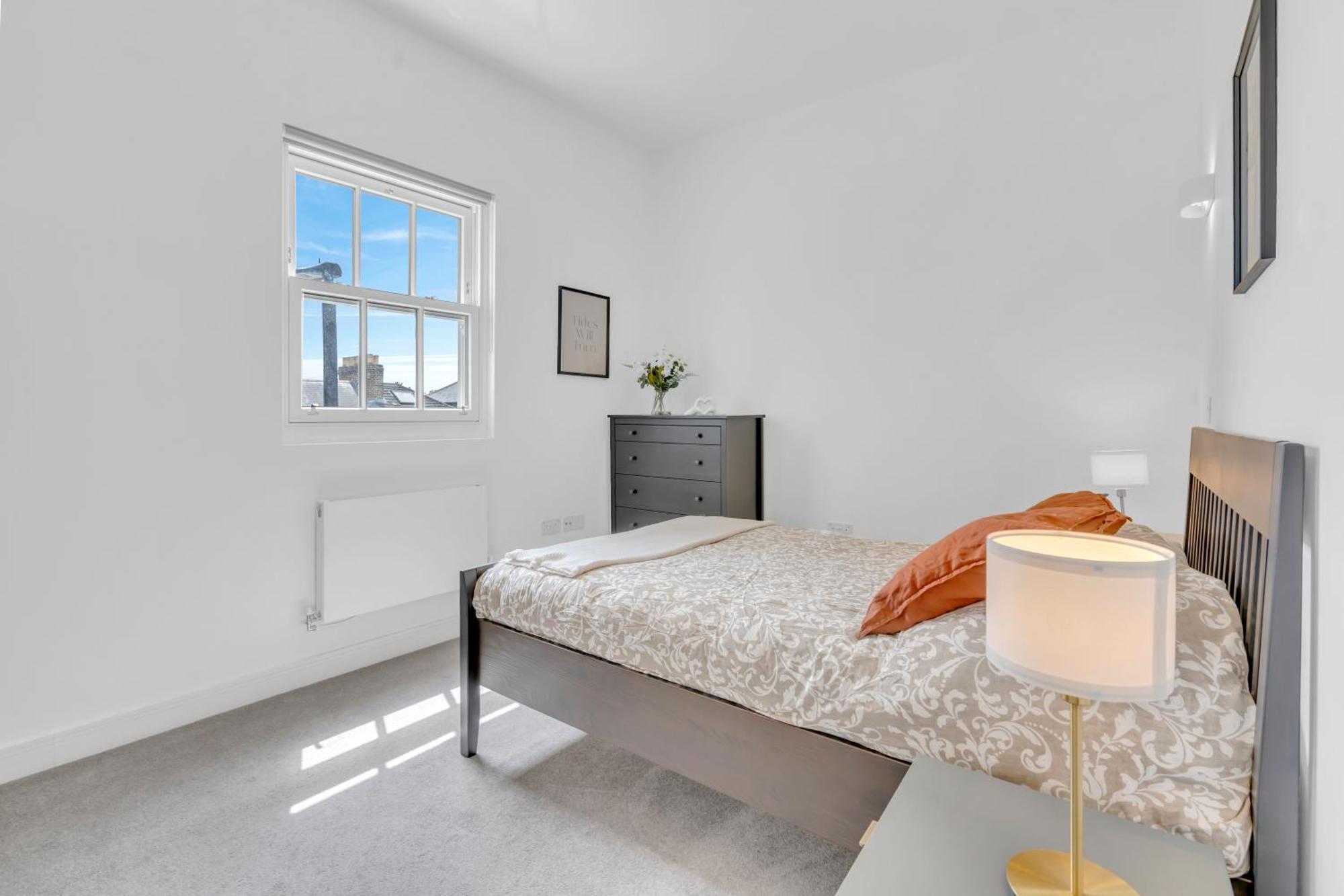 Modern Cosy 2 Bed Apartment, Smart Tv & Netflix With Private Balcony And View *